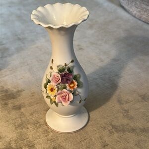 Stunning mini vase on lay roses embellishment. Adorable Decor accessory